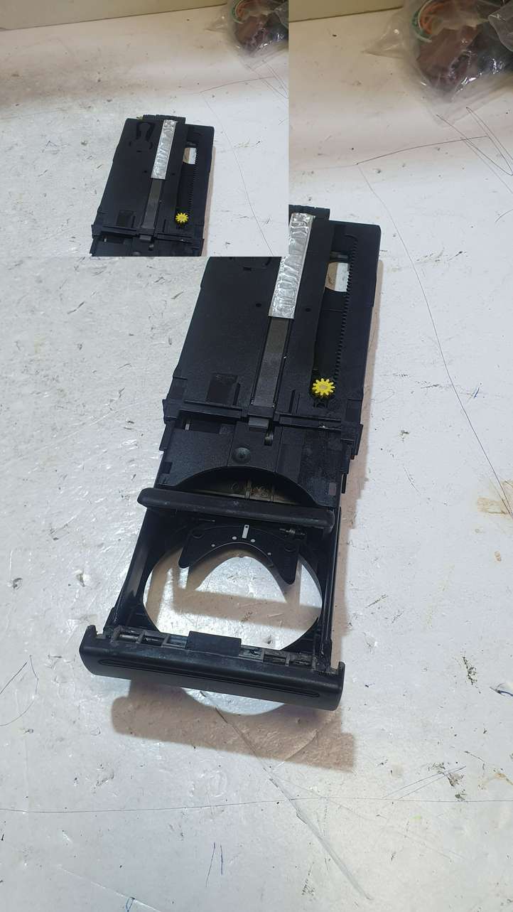 Audi A6 (1997 - 2001)  4B0862534D Передний держатель чашки