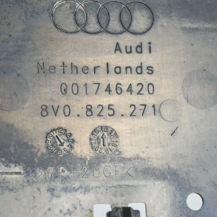 Audi A3/S3 8V (2016 - 2020) 8V0825271 Защита топливного бака — фото 3