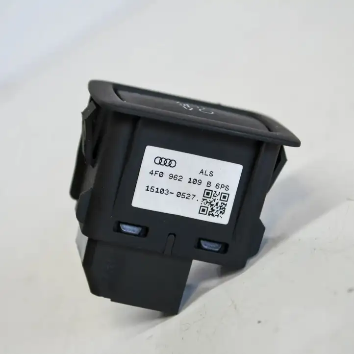 Audi A3/S3 8V (2012 - 2016) 4F0962109B Кнопка фаркопа в багажнике — фото 4