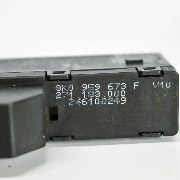 Audi A4 S4 B8 8K (2007 - 2011) 8K0959673F Кнопка фаркопа в багажнике — фото 2