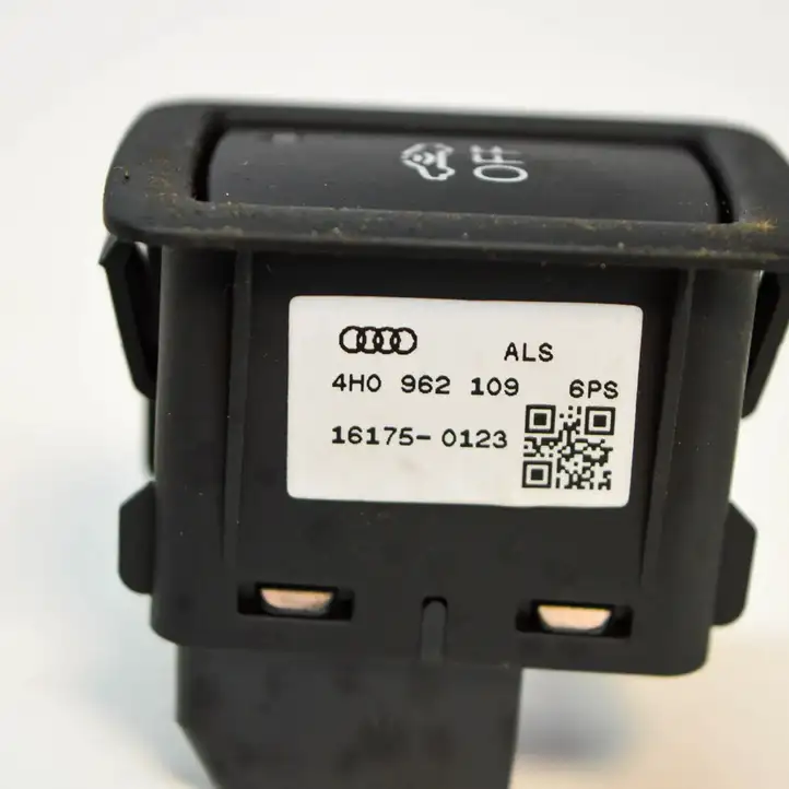 Audi A6 C7 (2014 - 2018) 4H0962109 Кнопка фаркопа в багажнике — фото 4