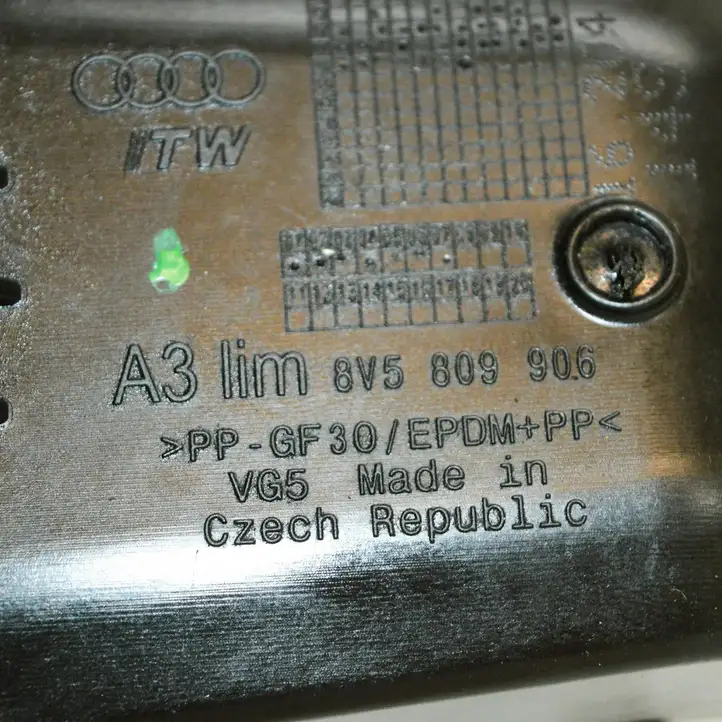 Audi A3/S3 8V (2012 - 2016) 8V5809906 Отделка лючка топливного бака — фото 6