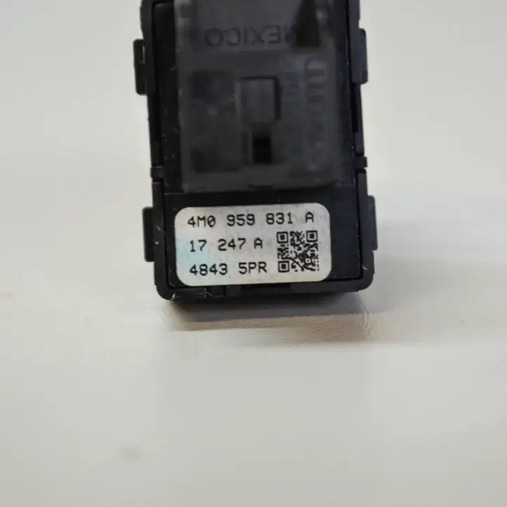 Audi A4 S4 B9 (2015 - 2019) 4M0959831A Кнопка закрытия багажника — фото 5