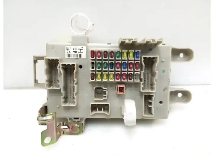 Toyota Land Cruiser (J120) (2002 - 2009) 8273060080 Блок предохранителей — фото 1