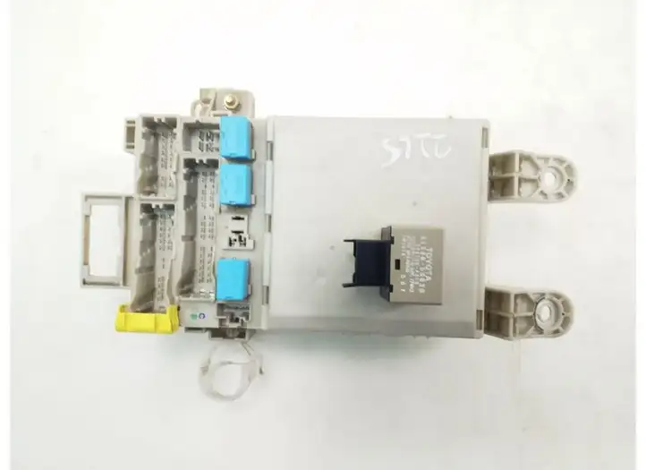 Toyota Land Cruiser (J120) (2002 - 2009) 8273060080 Блок предохранителей — фото 2