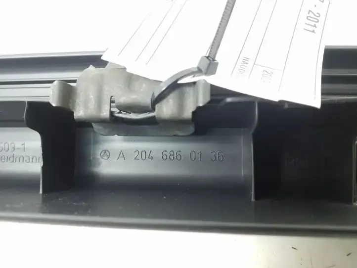 Mercedes-Benz C W204 (2007 - 2014) A2046860136 Внутренняя отделка переднего порога — фото 2