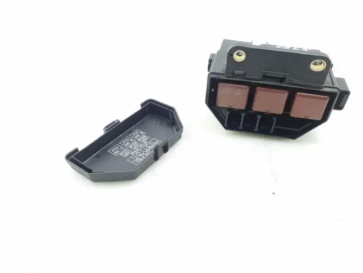Toyota Land Cruiser (J120) (2002 - 2009) 8266042020 Блок предохранителей — фото 3