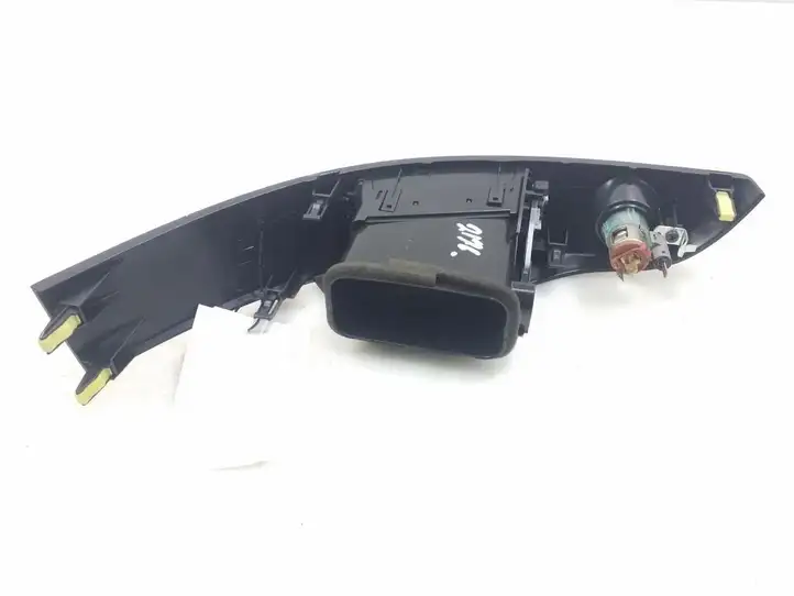 Toyota Corolla Verso AR10 (2004 - 2009) 5568064010 Центральный воздушный дефлектор — фото 2