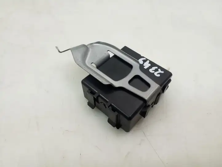 Toyota Prius Prime (2017 - ) 8594047060 Реле интервала стеклоочистителей — фото 3