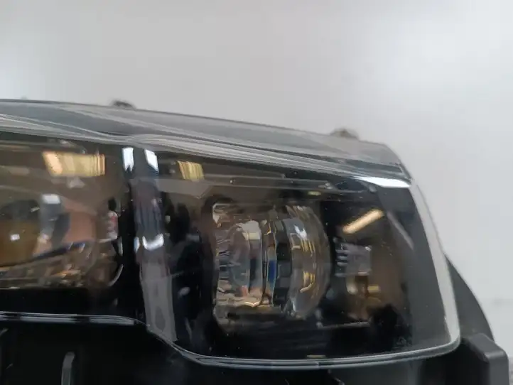 Toyota Prius Prime (2017 - ) Передняя фара — фото 9