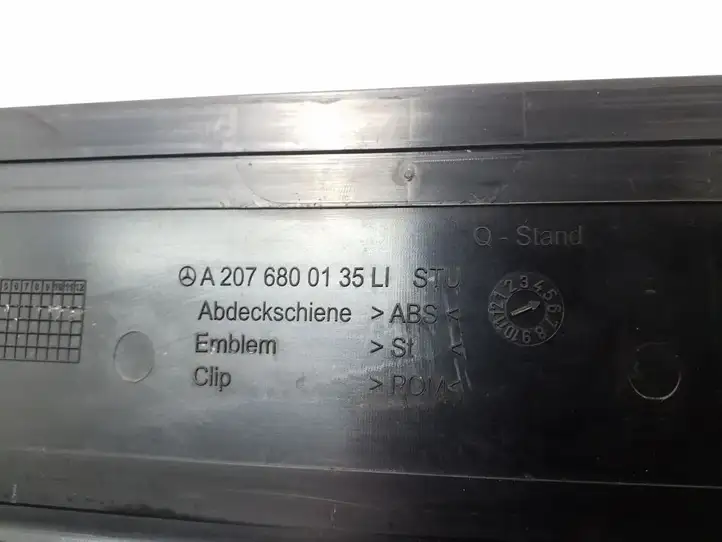Mercedes-Benz E C207 W207 (2009 - 2017) A2076800135 Внутренняя отделка переднего порога — фото 2