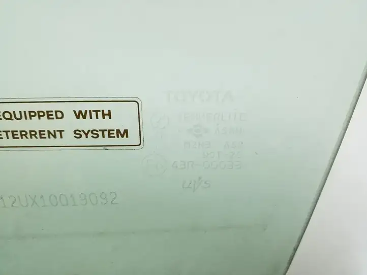Toyota Prius (XW10) (1997 - 2003) 68102-47010 Стекло передней двери — фото 3