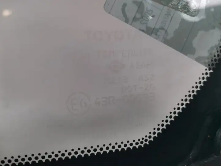 Toyota Avensis Verso (2001 - 2004) 62110-44040 Треугольное стекло кузова — фото 2