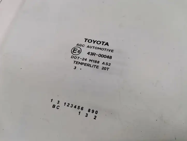 Toyota Yaris (2012 - 2014) 68130-0D200 Стекло задней двери — фото 2