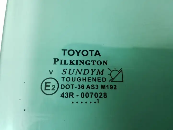 Toyota Avensis T220 (2000 - 2003) Стекло задней двери — фото 3