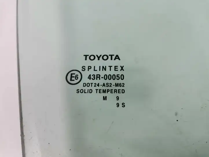 Toyota Avensis T220 (2000 - 2003) 68101-05020 Стекло передней двери — фото 2