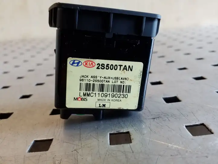 Hyundai ix35 (2009 - 2013)  961102S500TAN Разъем AUX