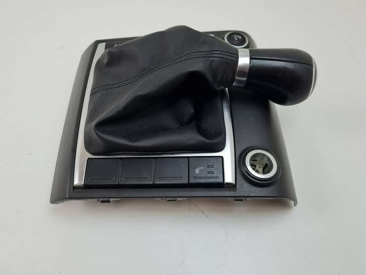 Volkswagen Amarok (2010 - )  2H0863682 Отделка рычага переключения передач (кожа, головка)