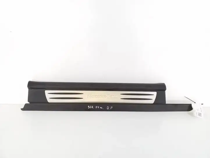 Mercedes-Benz SLK R171 (2005 - 2011) A1716800235 Внутренняя отделка переднего порога — фото 1