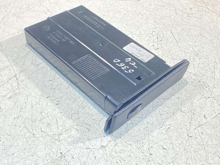 BMW 5 E60 E61 (2004 - 2010)  51457047145 Передний держатель чашки