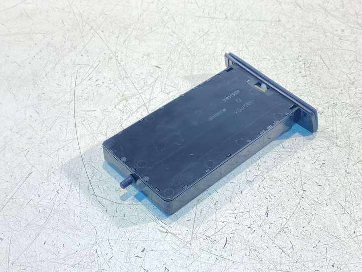 BMW 5 E60 E61 (2004 - 2010)  51457047145 Передний держатель чашки