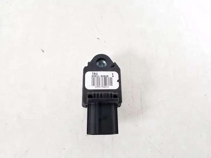 Toyota Corolla E120 E130 (2004 - 2007) 89831-02020 Датчик удара SRS — фото 1