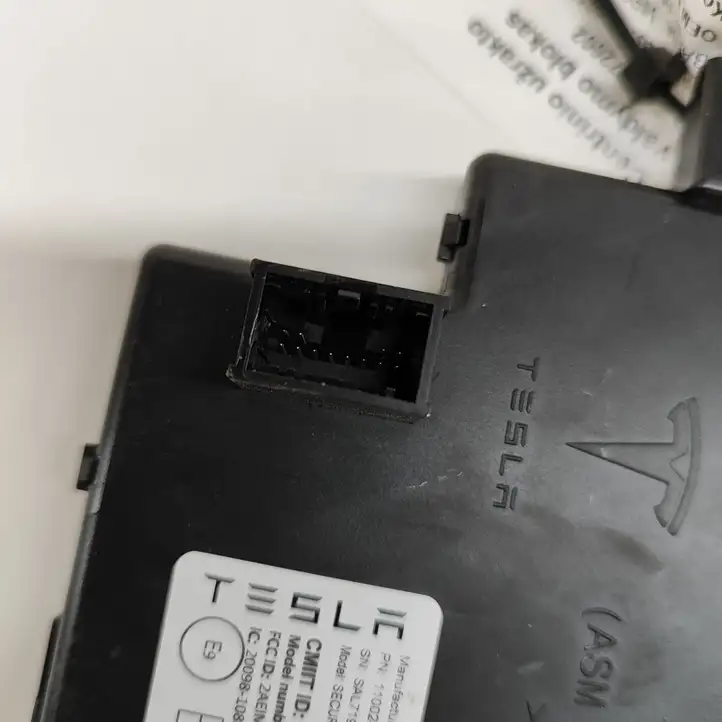 Tesla Model 3 (2017 - 2023) 110024100E Блок управления центральным замком — фото 5