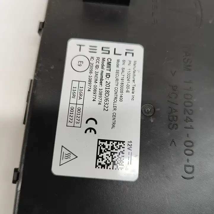Tesla Model 3 (2017 - 2023) 110024100E Блок управления центральным замком — фото 6