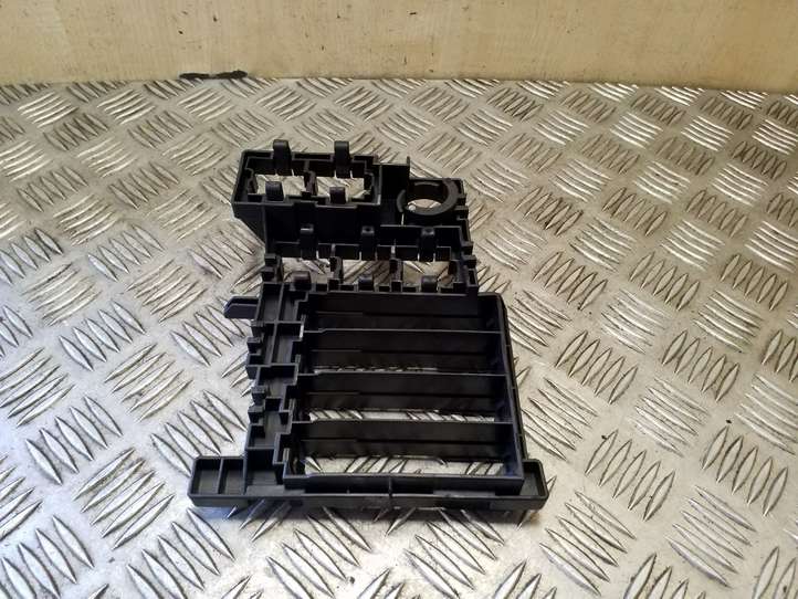 Audi TT (2010 - 2014)  8J0937503 Блок монтирования реле