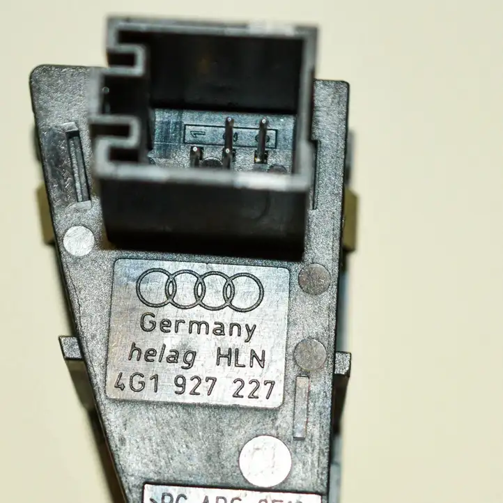 Audi A6 C7 (2014 - 2018) 4G1927227 Кнопка фаркопа в багажнике — фото 5