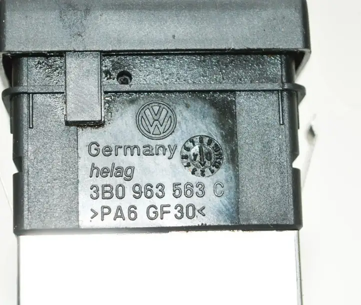 Volkswagen PASSAT B5.5 (2001 - 2005) 3B0963563C Кнопка фаркопа в багажнике — фото 5