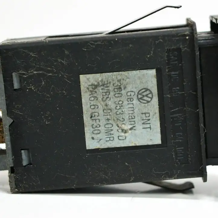 Volkswagen PASSAT B5.5 (2001 - 2005) 3B0953235D Кнопка фаркопа в багажнике — фото 3