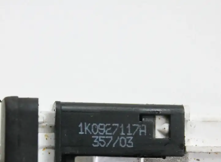 Volkswagen Golf V (2003 - 2009) 1K0927117A Кнопка фаркопа в багажнике — фото 3