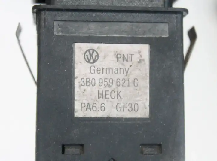 Volkswagen PASSAT B5.5 (2001 - 2005) 3B0959621C Кнопка фаркопа в багажнике — фото 3
