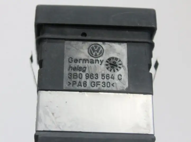Volkswagen PASSAT B5.5 (2001 - 2005) 3B0963564C Кнопка фаркопа в багажнике — фото 3