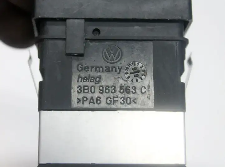 Volkswagen PASSAT B5.5 (2001 - 2005) 3B0963563C Кнопка фаркопа в багажнике — фото 3