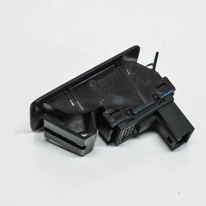 Volkswagen Touran I (2003 - 2010) 1T0959833 Кнопка фаркопа в багажнике — фото 2