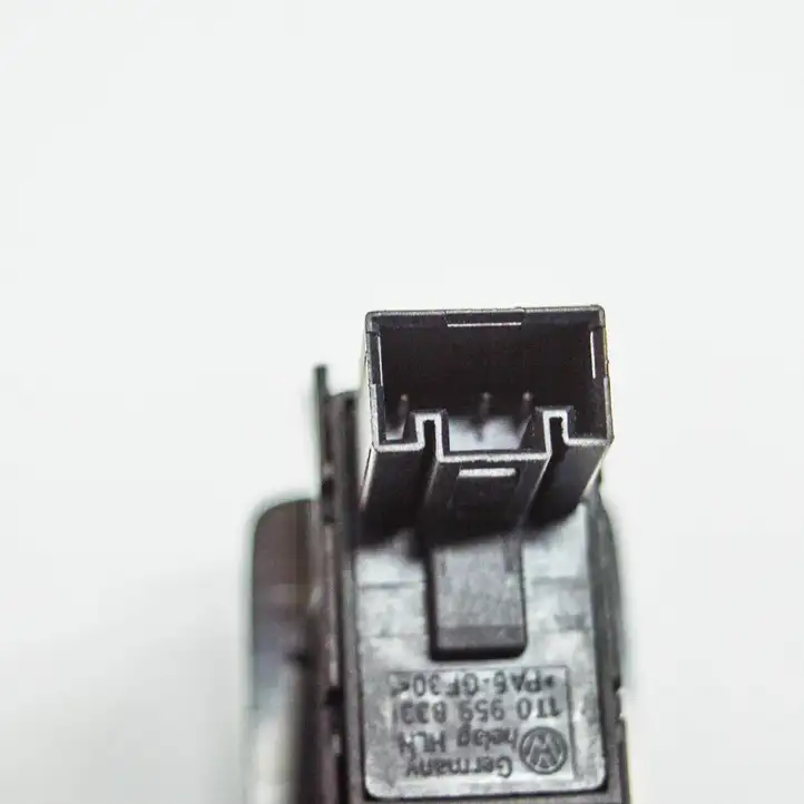 Volkswagen Touran I (2003 - 2010) 1T0959833 Кнопка фаркопа в багажнике — фото 3