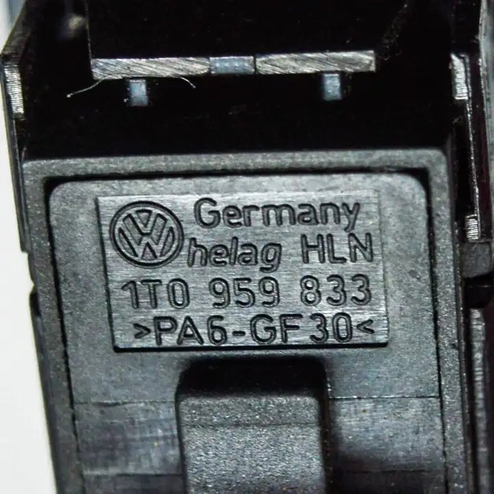 Volkswagen Touran I (2003 - 2010) 1T0959833 Кнопка фаркопа в багажнике — фото 4