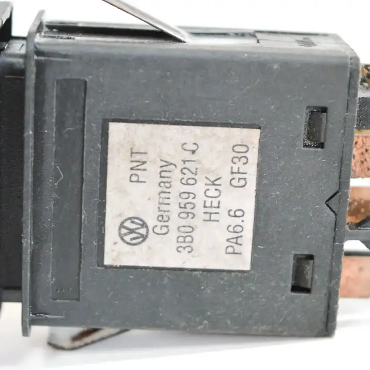 Volkswagen PASSAT B5.5 (2001 - 2005) 3B0959621C Кнопка фаркопа в багажнике — фото 4