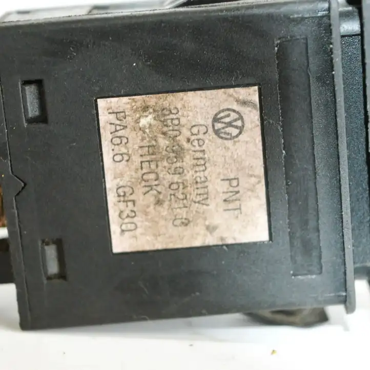 Volkswagen PASSAT B5.5 (2001 - 2005) 3B0959621C Кнопка фаркопа в багажнике — фото 4