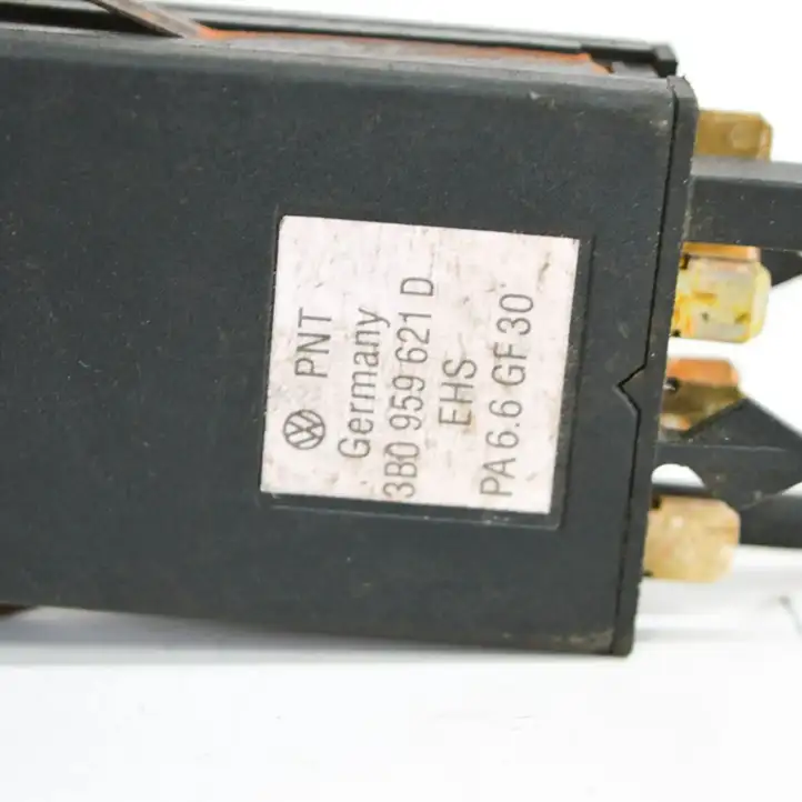 Volkswagen PASSAT B5.5 (2001 - 2005) 3B0959621D Кнопка фаркопа в багажнике — фото 4
