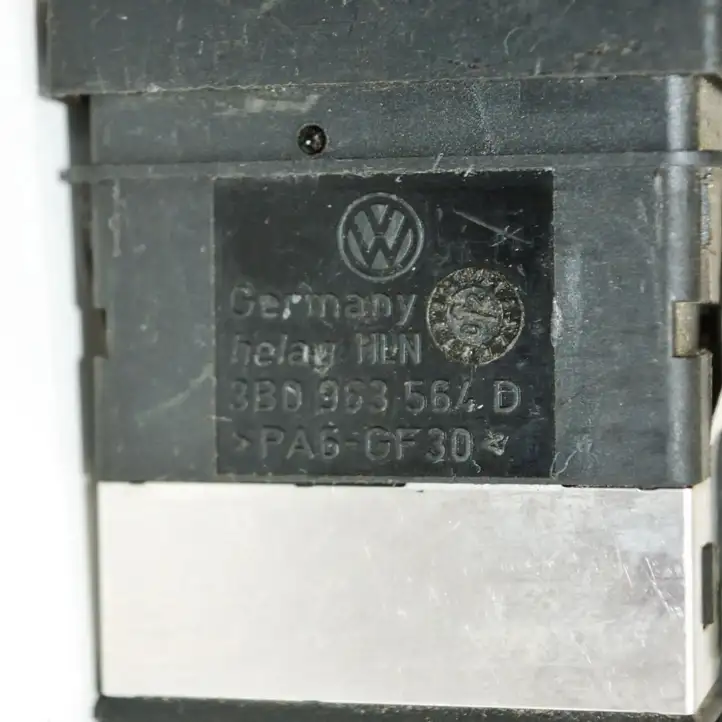Volkswagen PASSAT B5.5 (2001 - 2005) 3B0963564D Кнопка фаркопа в багажнике — фото 3