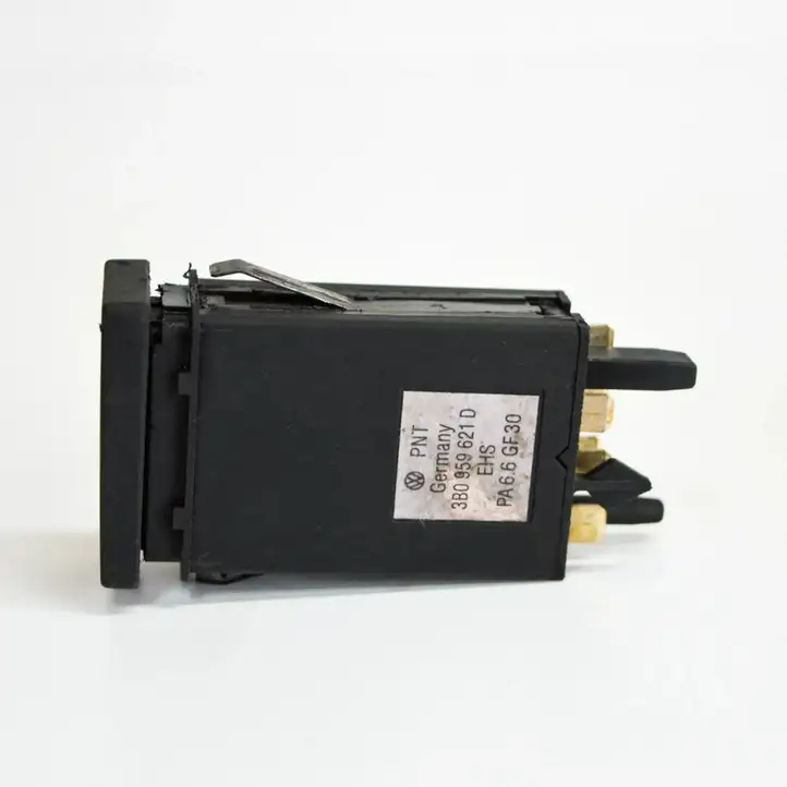 Volkswagen PASSAT B5.5 (2001 - 2005) 3B0959621D Кнопка фаркопа в багажнике — фото 2