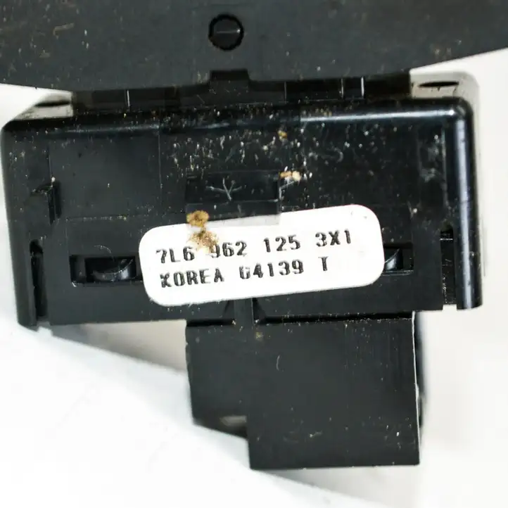 Volkswagen Touareg I (2002 - 2010) 7L6962125 Кнопка фаркопа в багажнике — фото 4