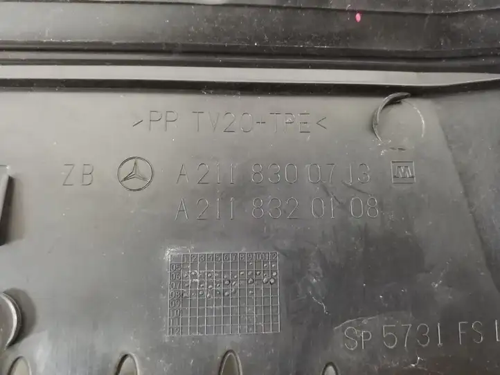 Mercedes-Benz E W211 (2002 - 2009) A2118320108 Накладка замка капота — фото 3