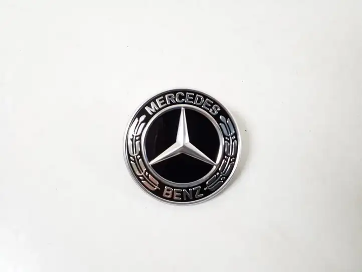 Mercedes-Benz CLA C118,X118 (2019 - ) A0008176203 Эмблема автомобиля — фото 1