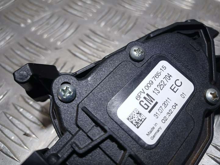 Opel Astra (2009 - 2012)  13252704 Педаль акселератора