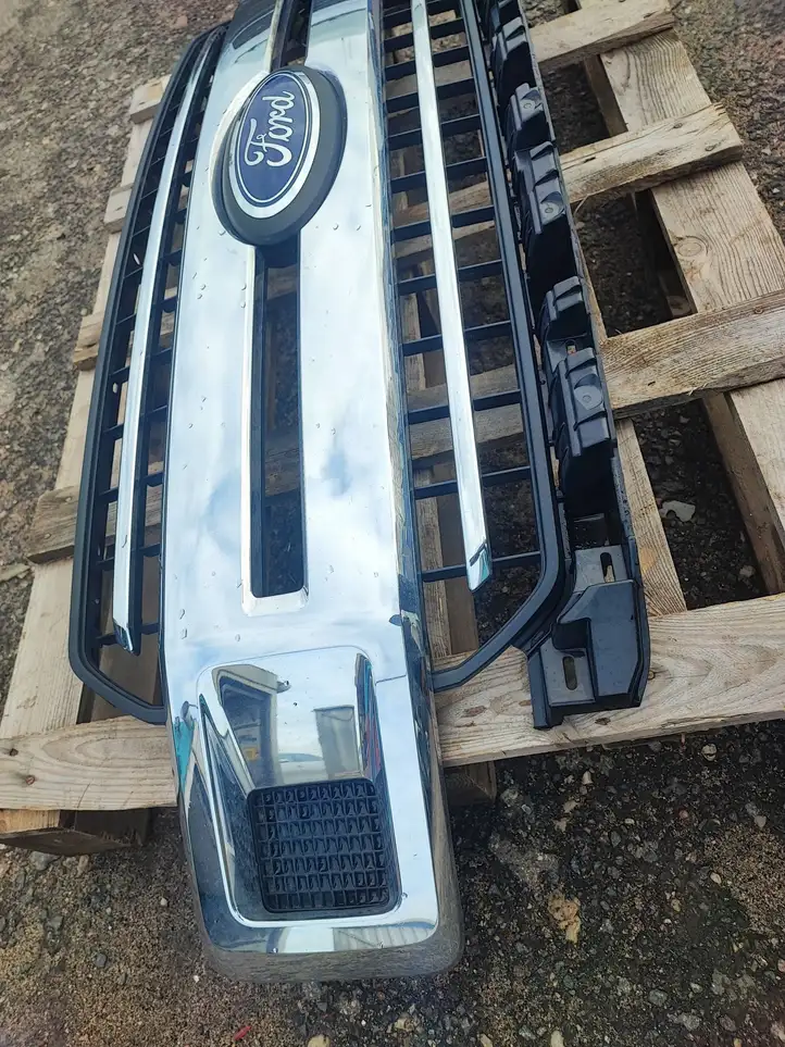 Ford F150 (2018 - 2020) JL348200DEW Верхняя решетка радиатора — фото 16