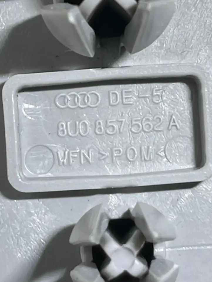 Audi A3/S3 8V (2012 - 2016) 8U0857562A Крепление солнцезащитного козырька — фото 5